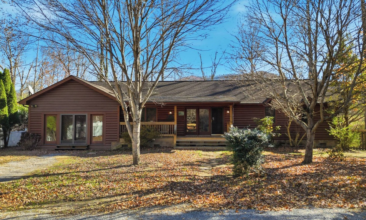 Cosby Cabin | Riverfront Cabin| w/Hot Tub|Pool Table|Fishing