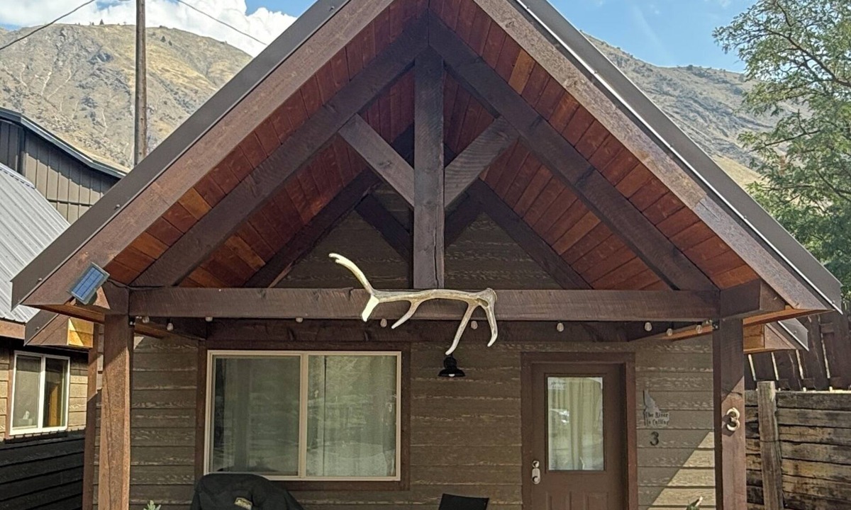 Riggins Cabin | Riverfront Cabin w/Loft in Riggins - Cozy Getaway!