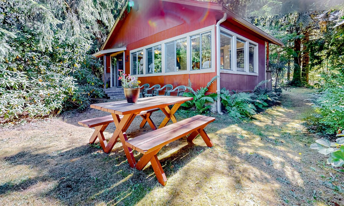 Gold Bar Cabin | Riverfront cabin with a full kitchen, WiFi, firepit, & water access