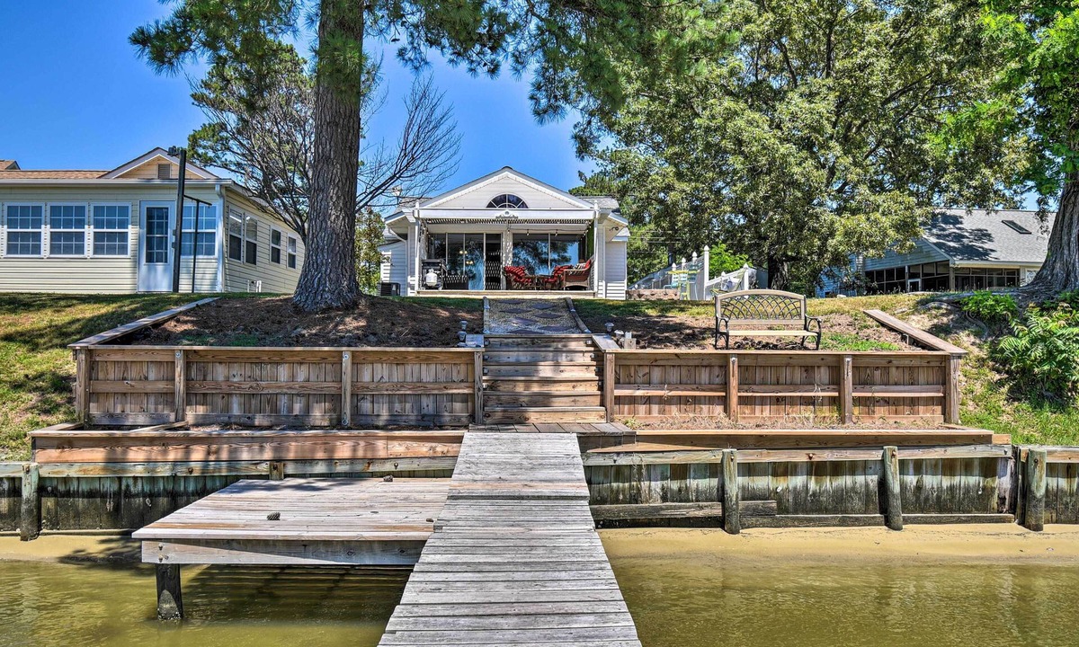 Deltaville Cottage | Riverfront Cottage: Fire Pit & Kayaks