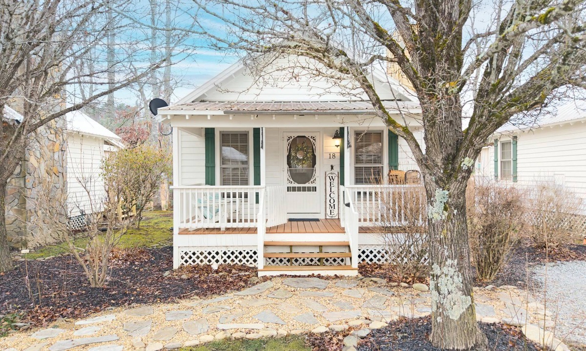 Altamont House | Riverfront Cottage/Fish Camp Getaway