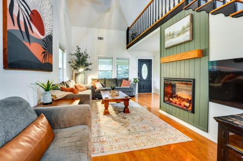 Thomaston House | Riverfront Cuero Vacation Home w/Spacious Deck!