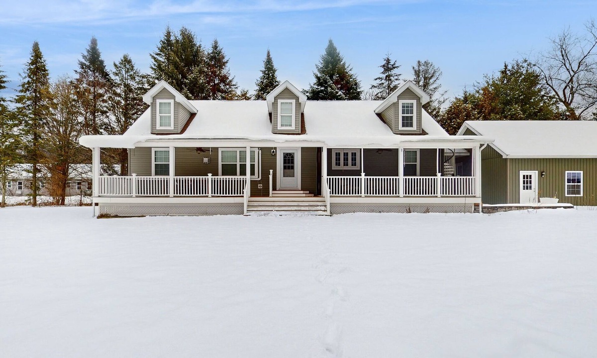 Arlington House | Riverfront, dog-friendly, mountain views, a/c, deck, ski nearby, gas stove, w/d