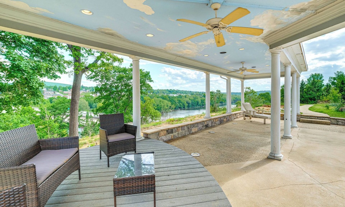 Radford House | Riverfront Estate Near Virginia Tech