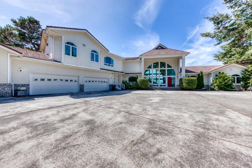 Florence House | Riverfront Estate