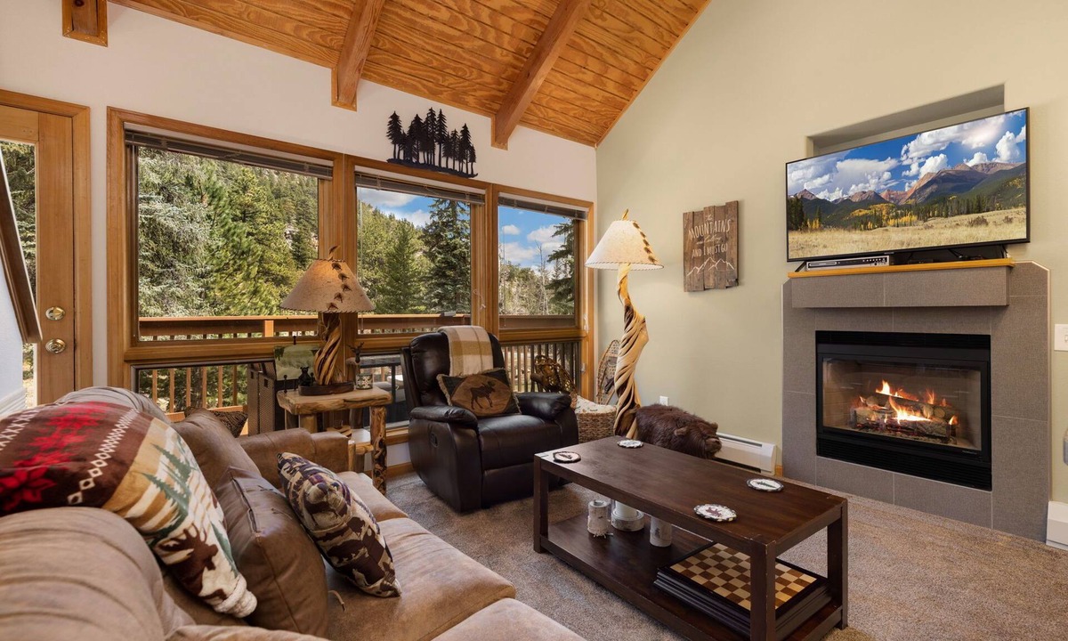 Fall River Estates Condo | Riverfront Fall River Retreat Fireplace Close to RMNP