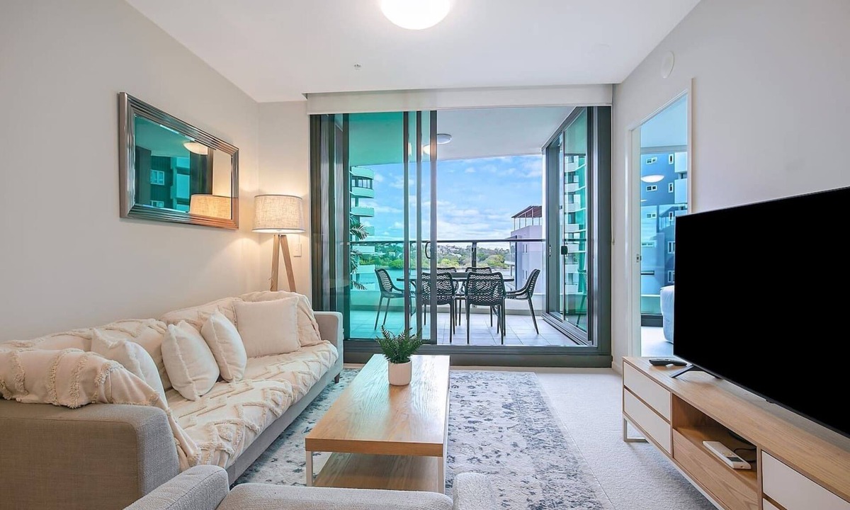 Hamilton Apartment | Riverfront Flow Poolside and Portside in Hamilton