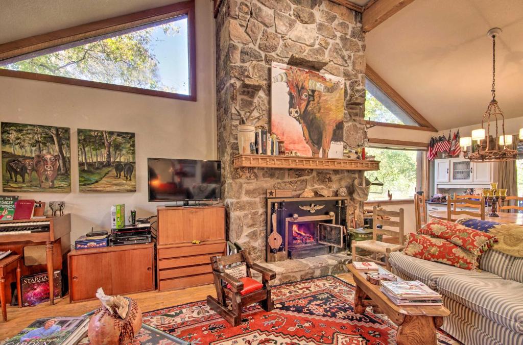 Mammoth Spring House | Riverfront Getaway with Treehouse, Fire Pit and Deck!