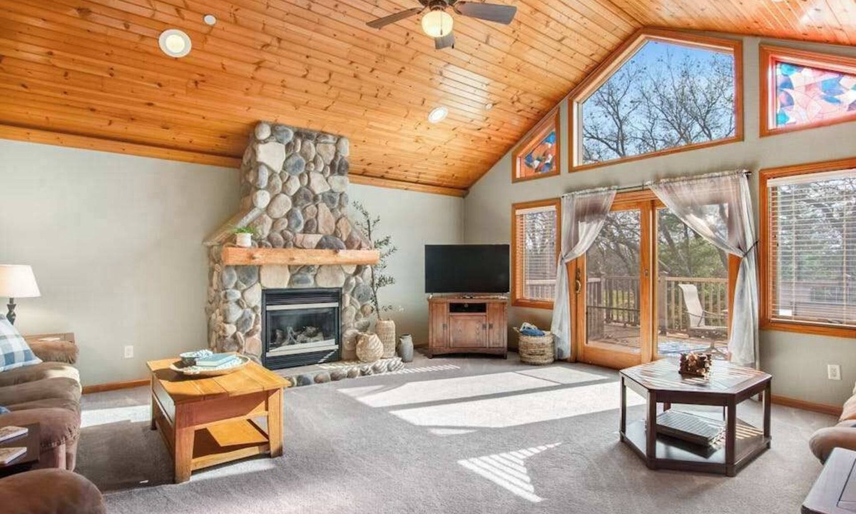 Arkdale Condo | Riverfront golf resort condo with pool, hot tub, volleyball, & fairway-view deck