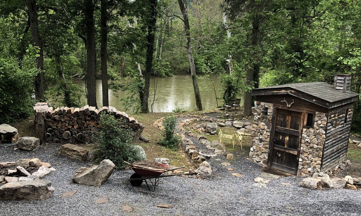 Strasburg House | Riverfront - Happy Peach on the Shenandoah