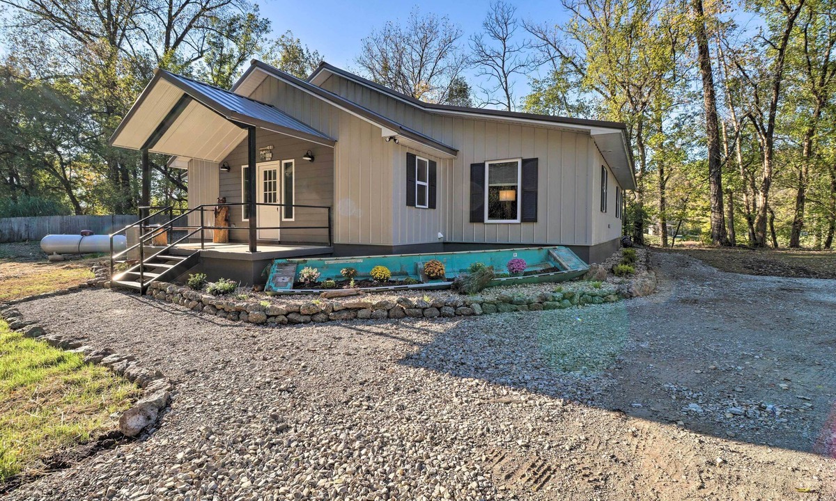Lone Rock House | Riverfront 'Heaven on the White' w/Covered Patio!