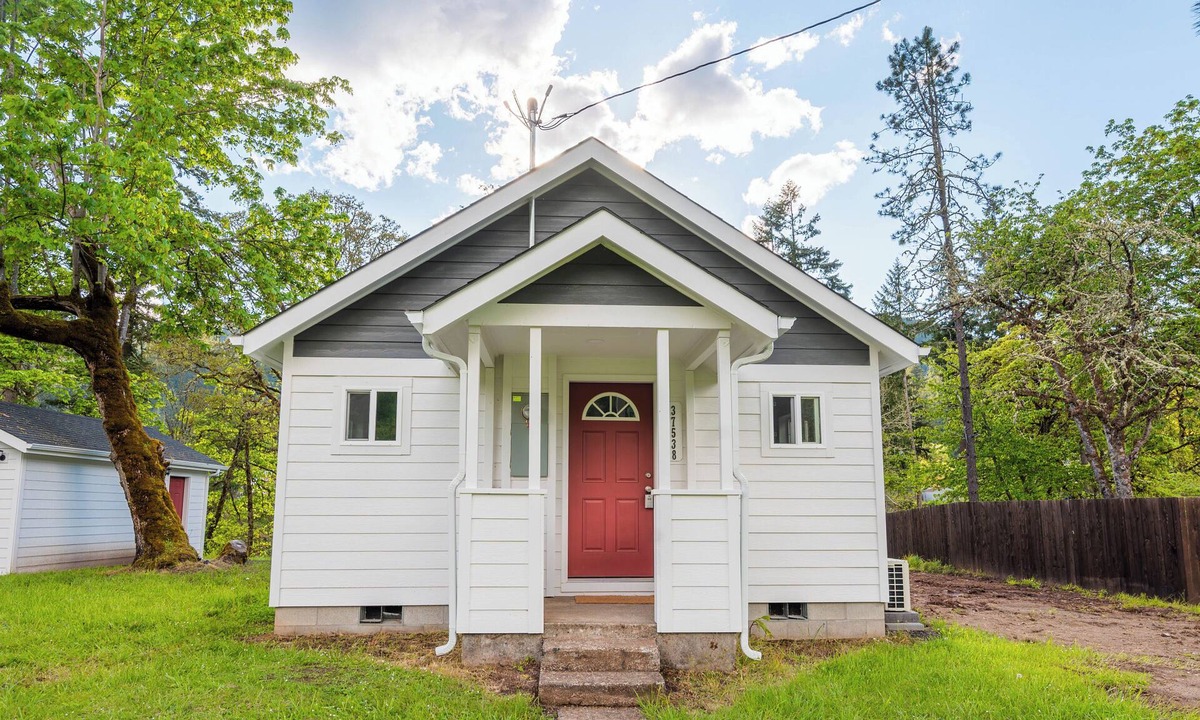 Dorena Cottage | Riverfront Home, 5 mins from Dorena Lake!