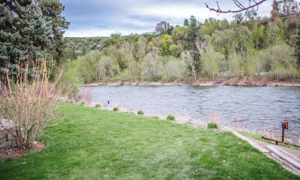 Monitor House | Riverfront Home in Beautiful Orchard