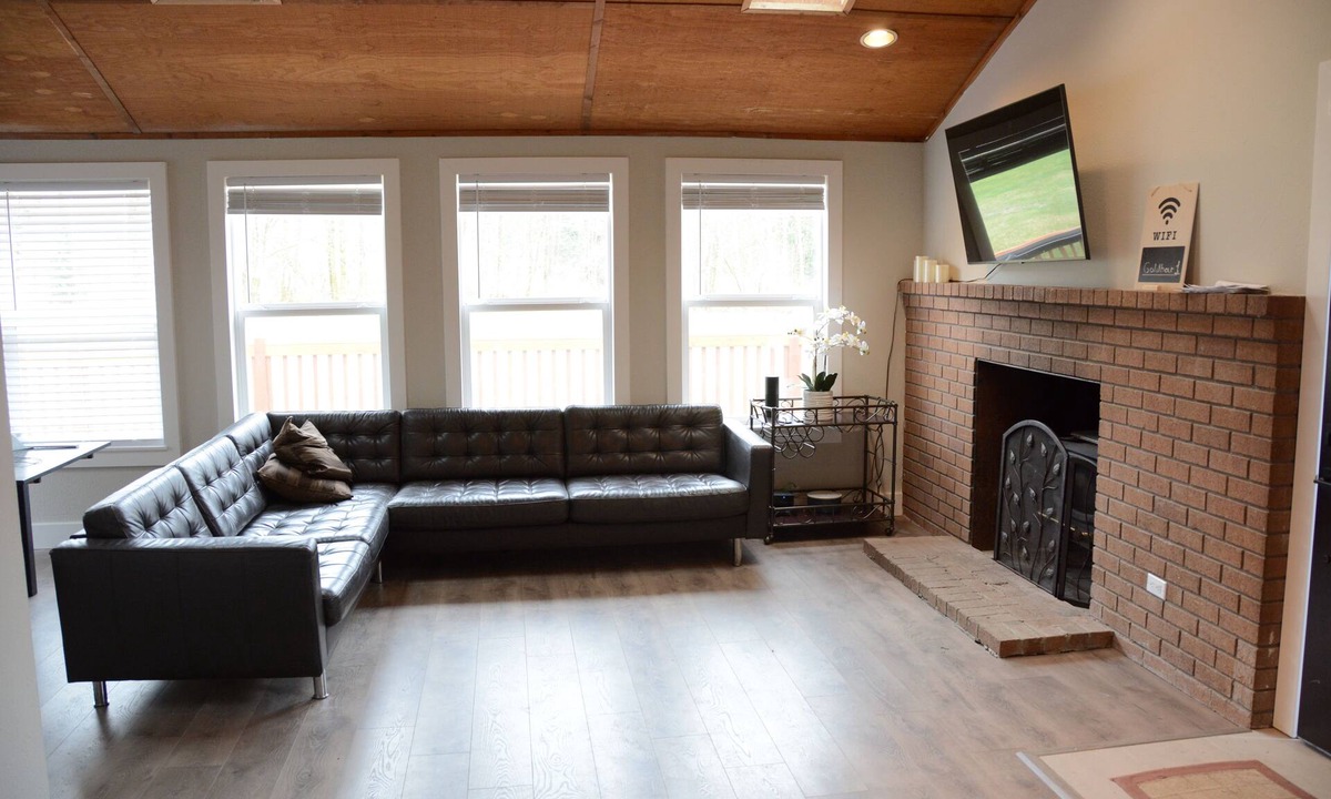 Gold Bar Cottage | Riverfront House + 2 Acre Land + Wallace River + Private Creek