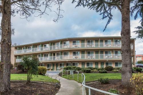 Roseburg Hotel | Riverfront Inn Roseburg