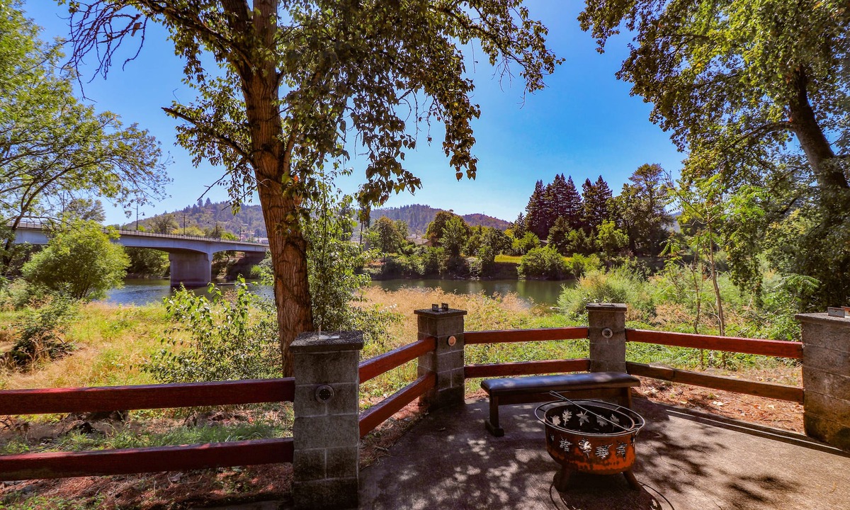 Roseburg Hotel | Riverfront Inn Roseburg