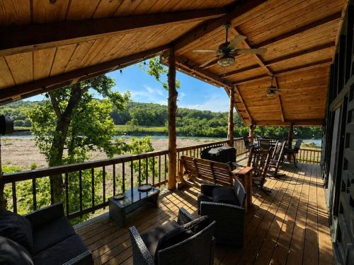 Dora House | Riverfront Jacuzzi Fireplace 6Bed 3Bath Bar BBQ