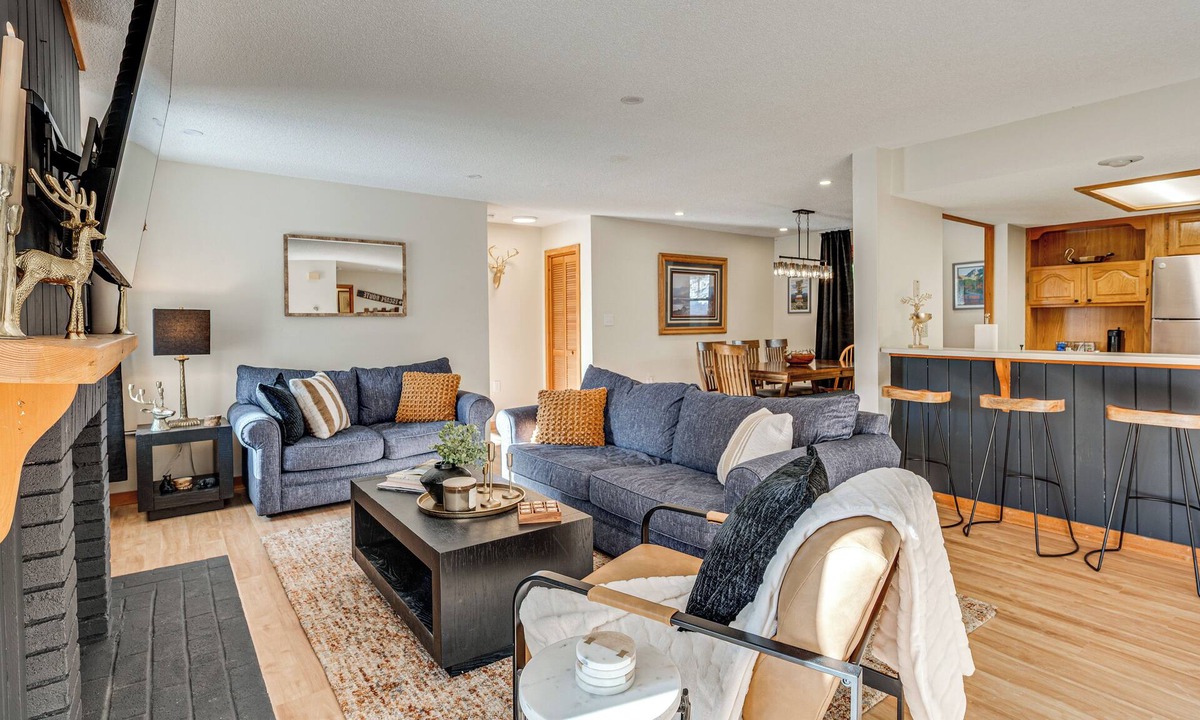 Lincoln Condo | Riverfront Lincoln Condo w/Patio + Pool Access!