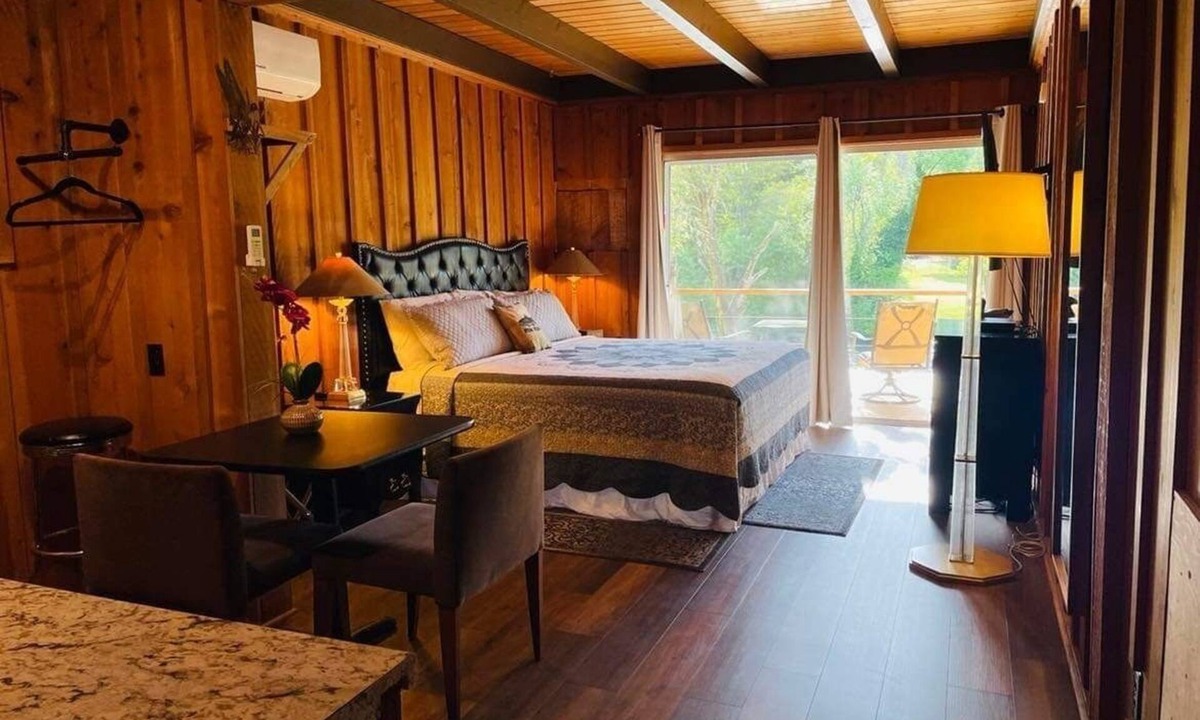 Shady Cove Cabin | Riverfront Lodging River Room 19