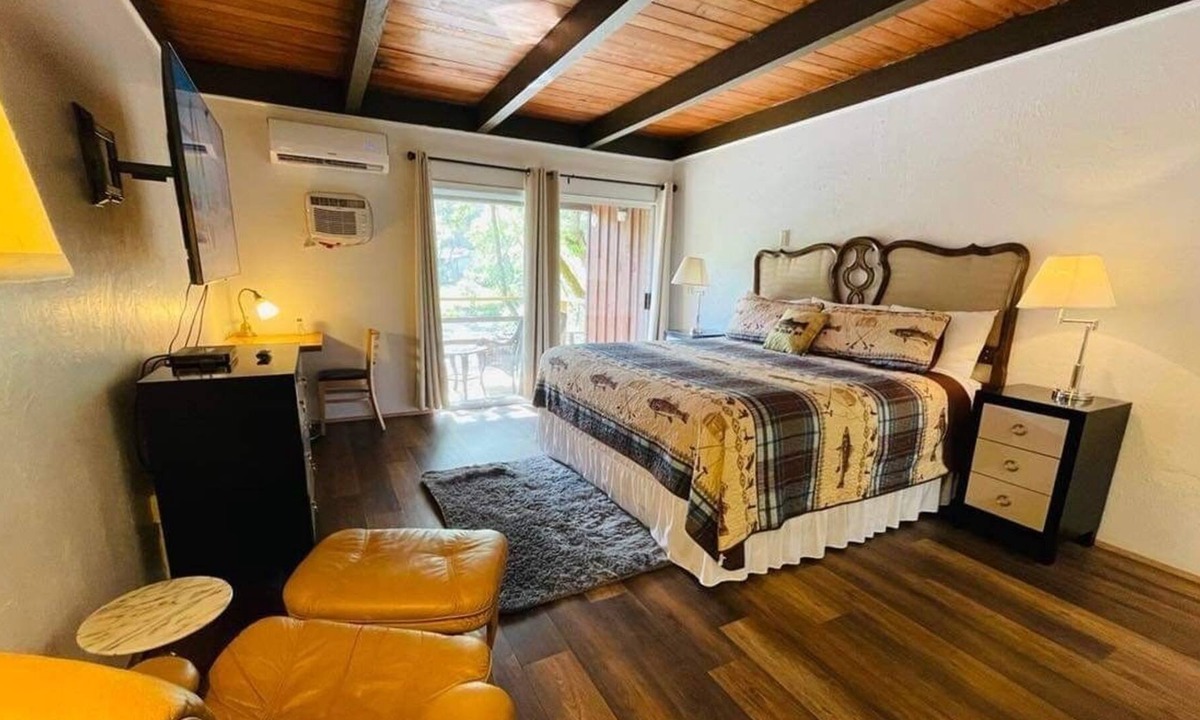 Shady Cove House | Riverfront Lodging River Room 21