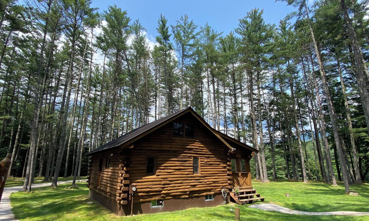Wentworth Cabin | Riverfront Log Cabin with Mountain Views - Hot Tub & Wood Burning Fireplace