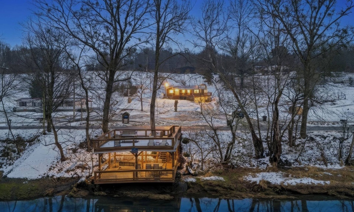 Bluff City House | Riverfront- Lower Unit | Dock | Smart TV | Wi-Fi
