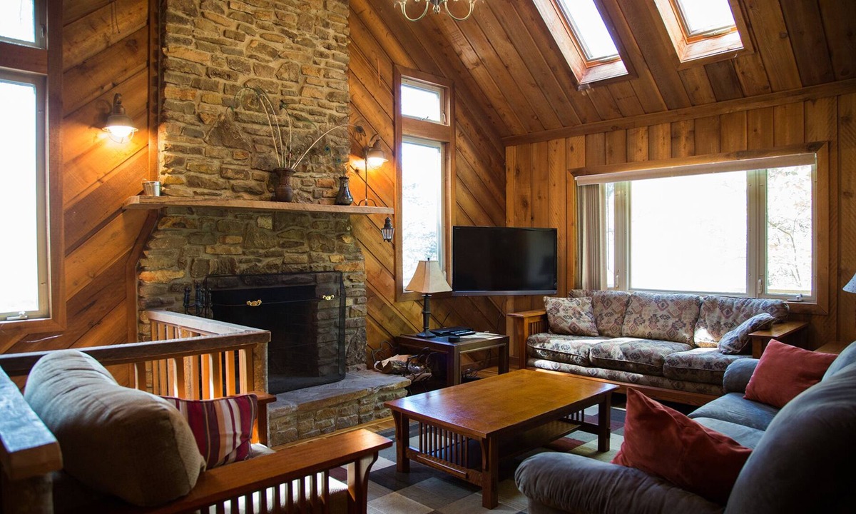 Leadsville House | Riverfront luxury in the woods - main level master bedroom