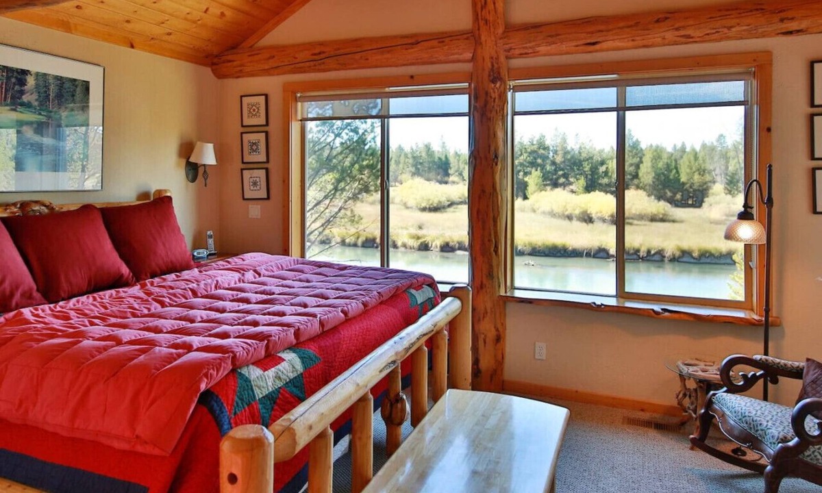 Oregon Water Wonderland House | Riverfront Mountain View I Sleeps 24 I Hot Tub