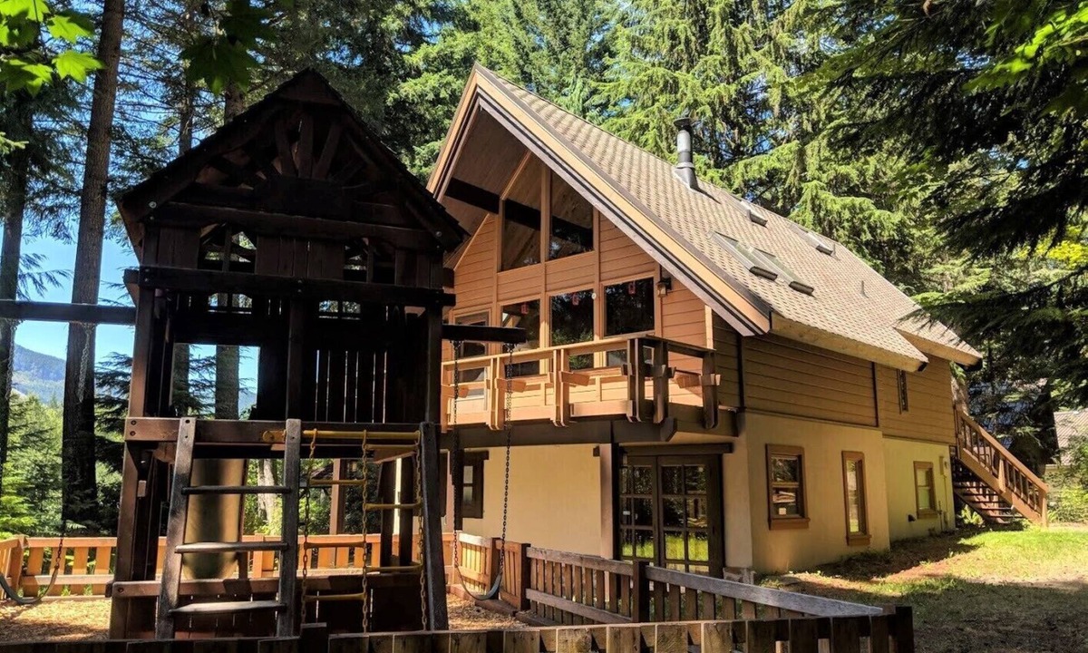 Enumclaw House | Riverfront Mt. Rainier/Crystal Mountain Chalet