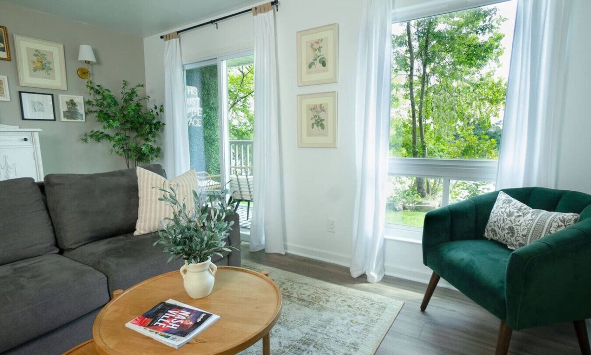 North Capitol Condo | Riverfront Oasis| Pool | King Bed Walk to Broadway