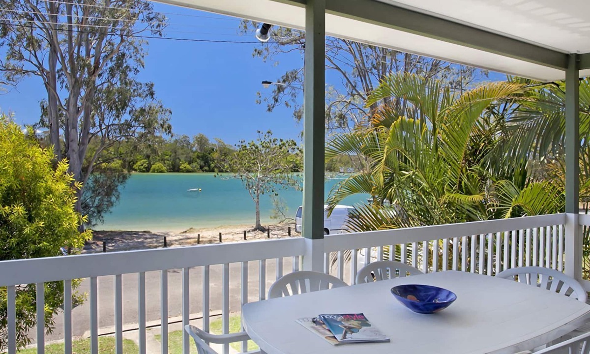 Tewantin House | Riverfront - Pet Friendly - Tewantin