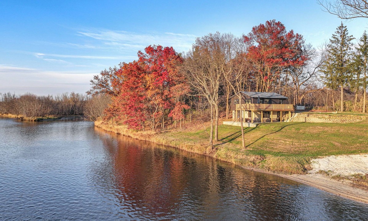 Wisconsin Dells Cabin | Riverfront Reset! Dells Cabin w/Kayaks & Deck
