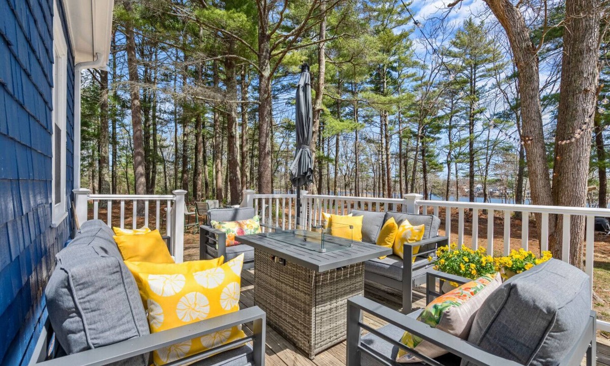 Wareham Center House | Riverfront Retreat in Wareham 6 bd+pet+gameroom