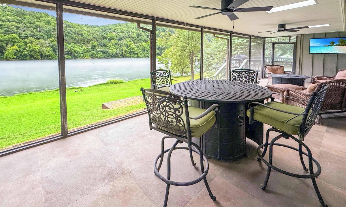Lone Rock House | Riverfront Retreat - Right next to the White River