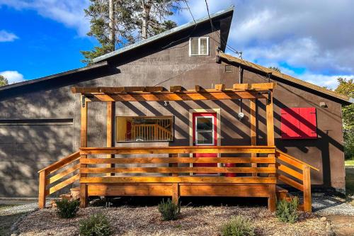 Elk Meadows House | Riverfront Retreat