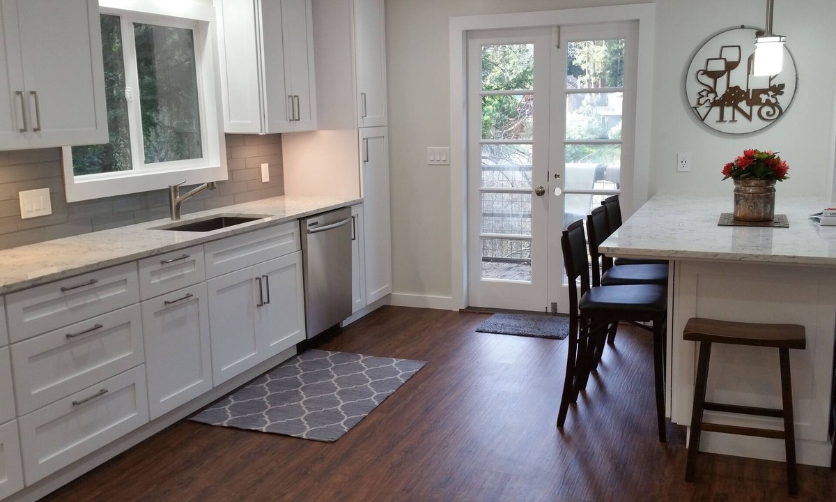 Guerneville House | Riverfront Retreat Remodeled Kitchen 3BR & Hot Tub