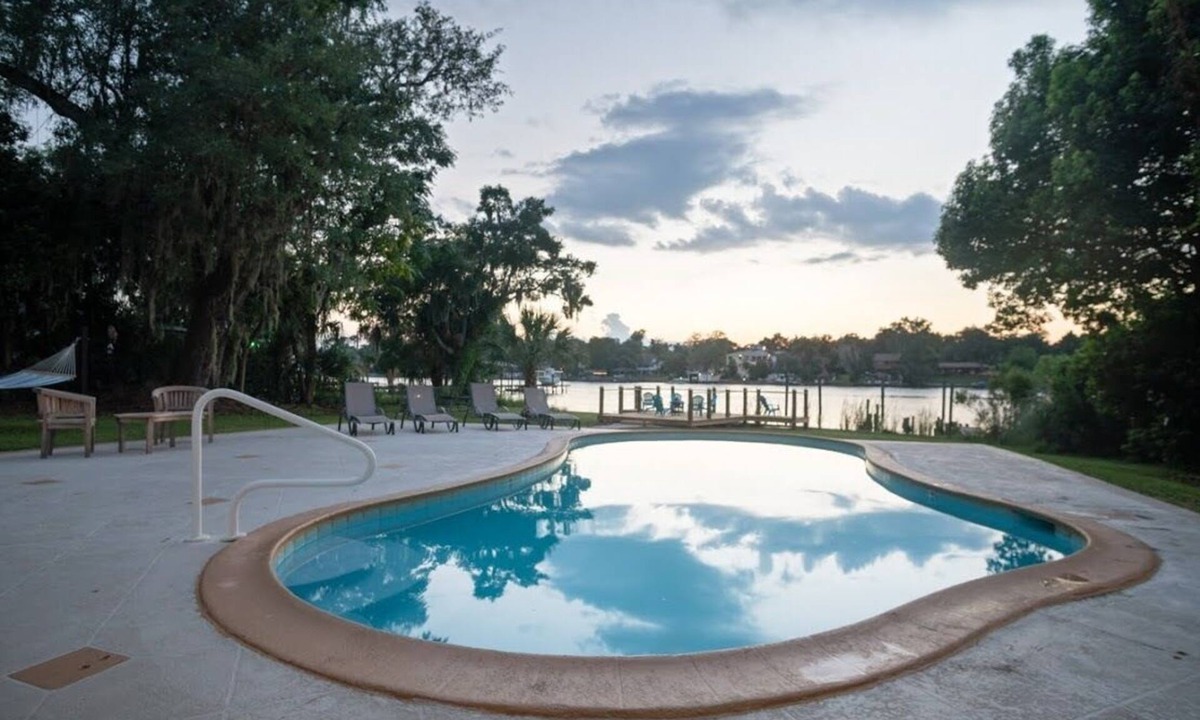 Oak Haven House | Riverfront Retreat. Private Oasis 7 minutes to downtown