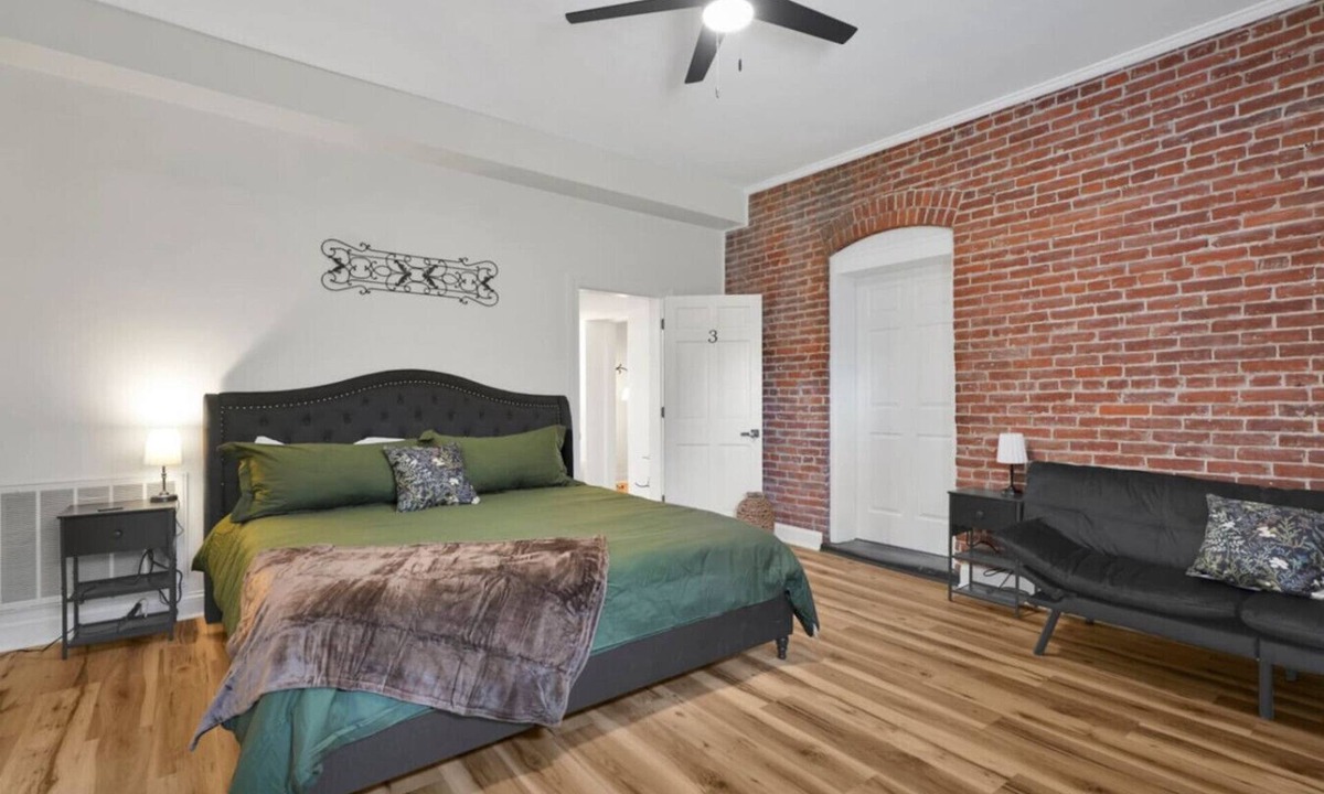 Mount Vernon House | Riverfront Retreat Room 3!