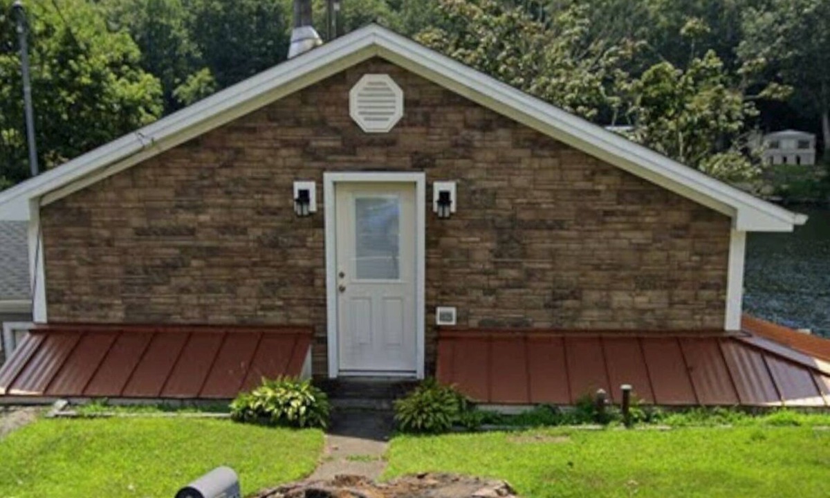 Stevenson House | Riverfront Retreat