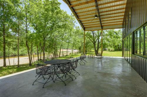 Vulcan House | Riverfront Retreat w/Porch & Views in Des Arc!