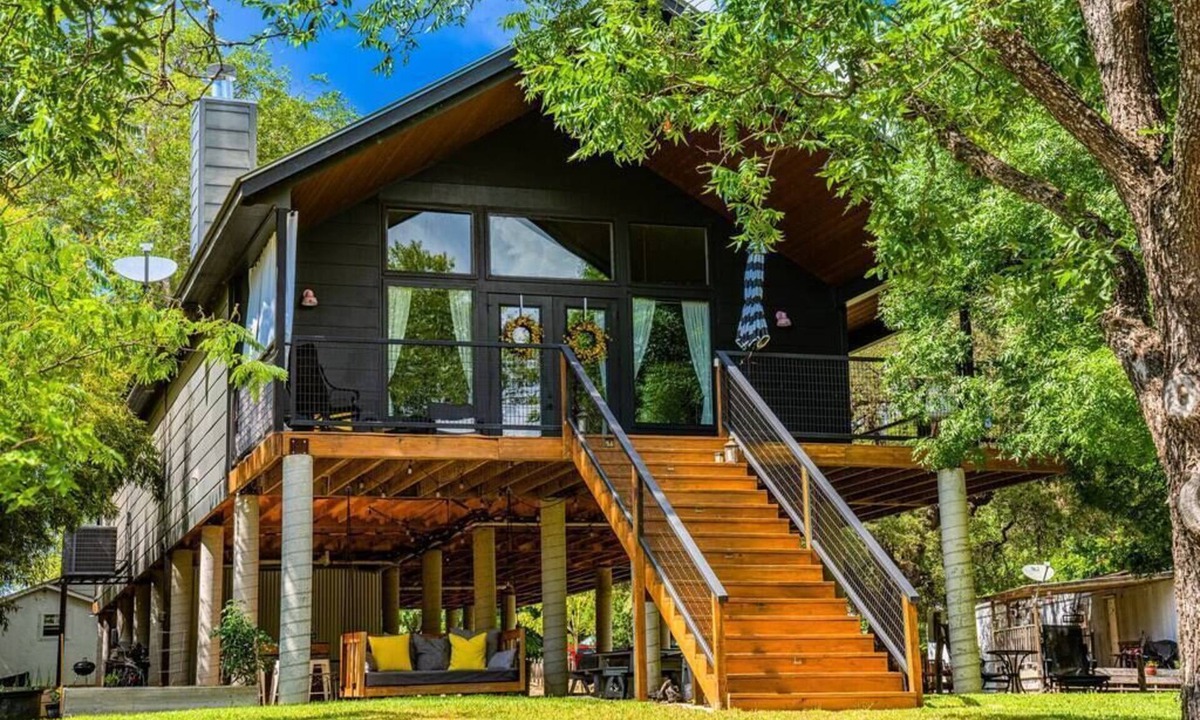 Ingram House | Riverfront Retreat · Walk to Dining · 2 Kings · Deck ·