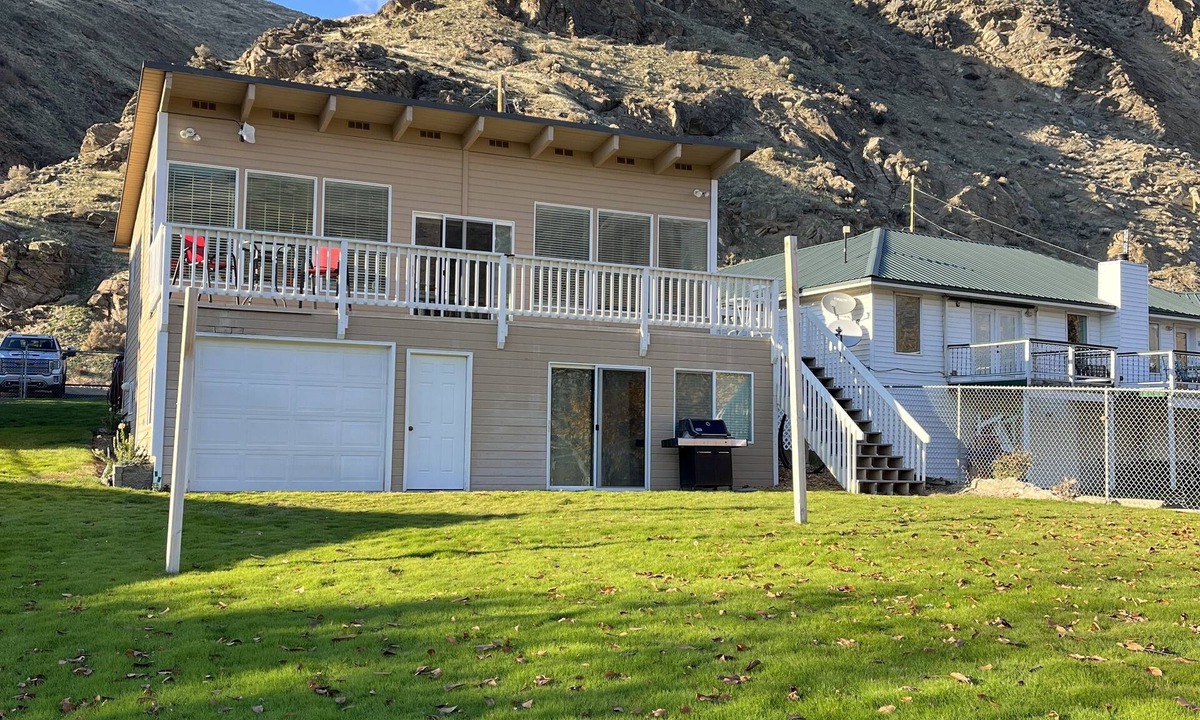 East Wenatchee House | Riverfront Rhythm