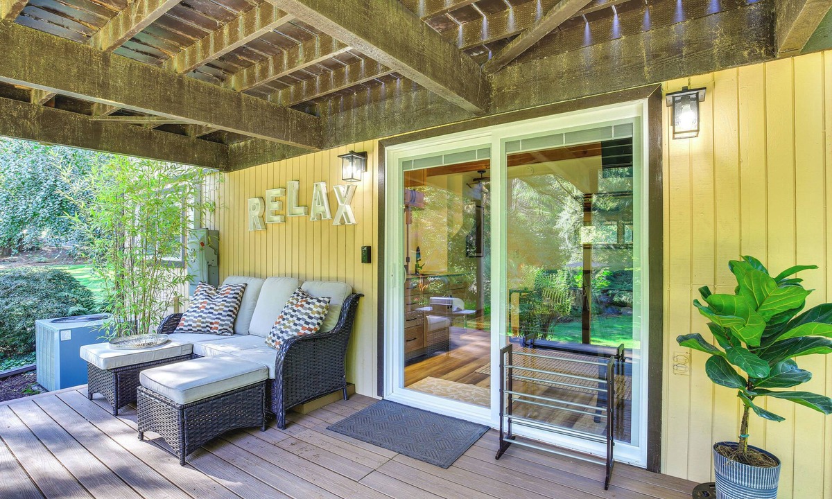 Sandy Apartment | Riverfront Sandy Retreat, Fish & Kayak On-site