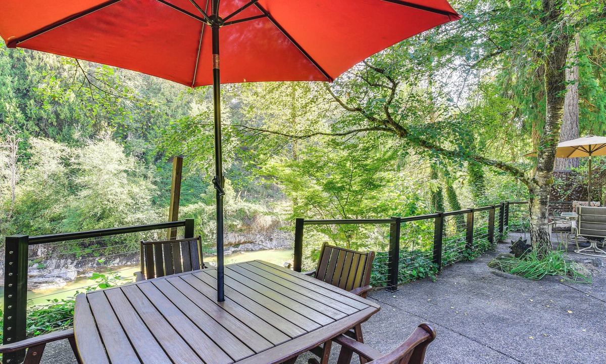 Sandy Apartment | Riverfront Sandy Retreat, Fish & Kayak On-Site