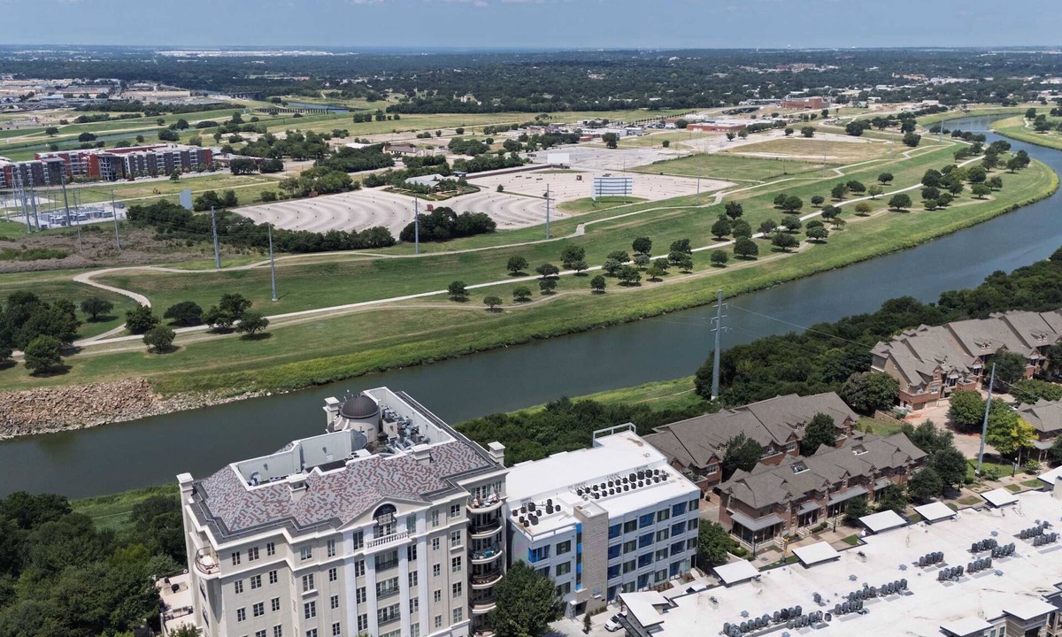 Fort Worth Apartment | Riverfront Stay Downtown Views Queen Bed Free Parking