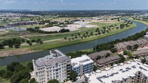 Fort Worth House | Riverfront Stay Downtown Views Queen Bed Free Parking