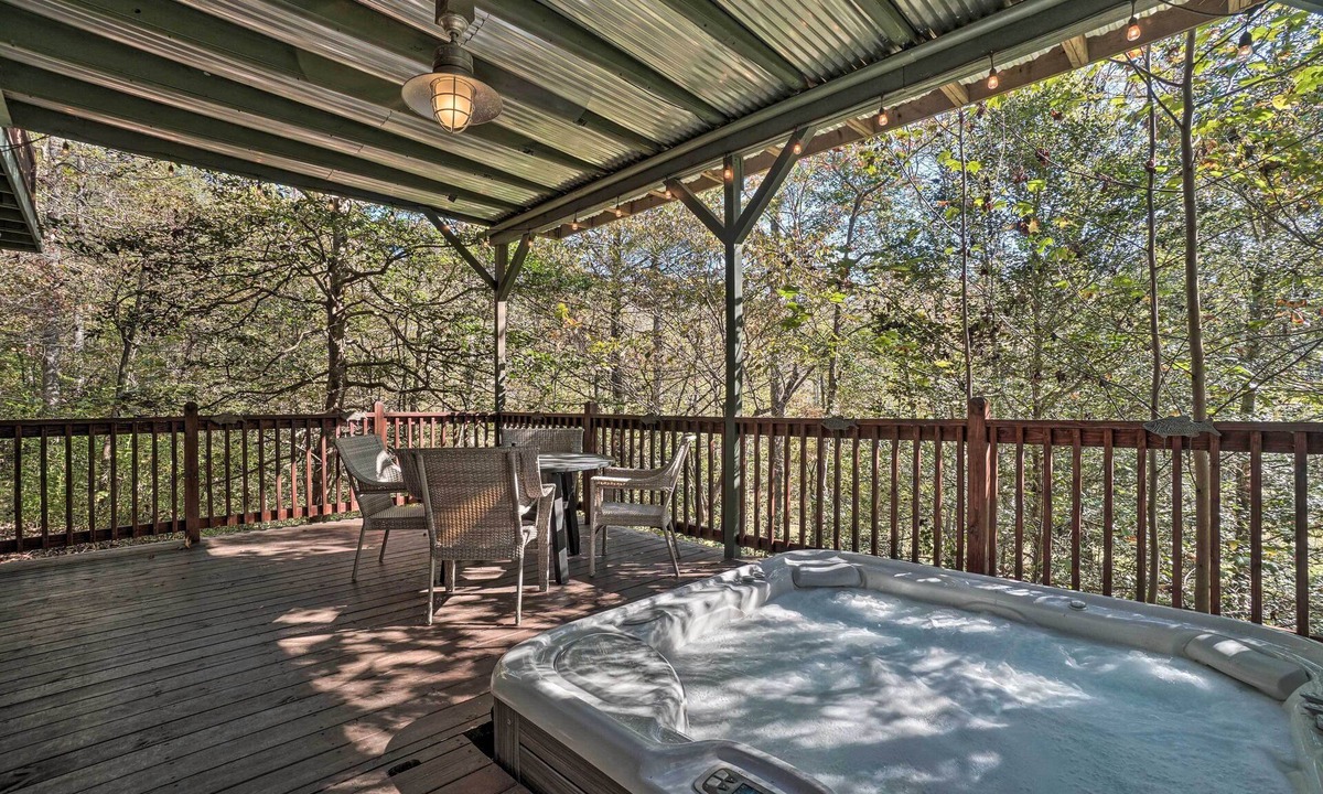 Lakemont Cabin | Riverfront Tallulah Falls Cabin w/Hot Tub!