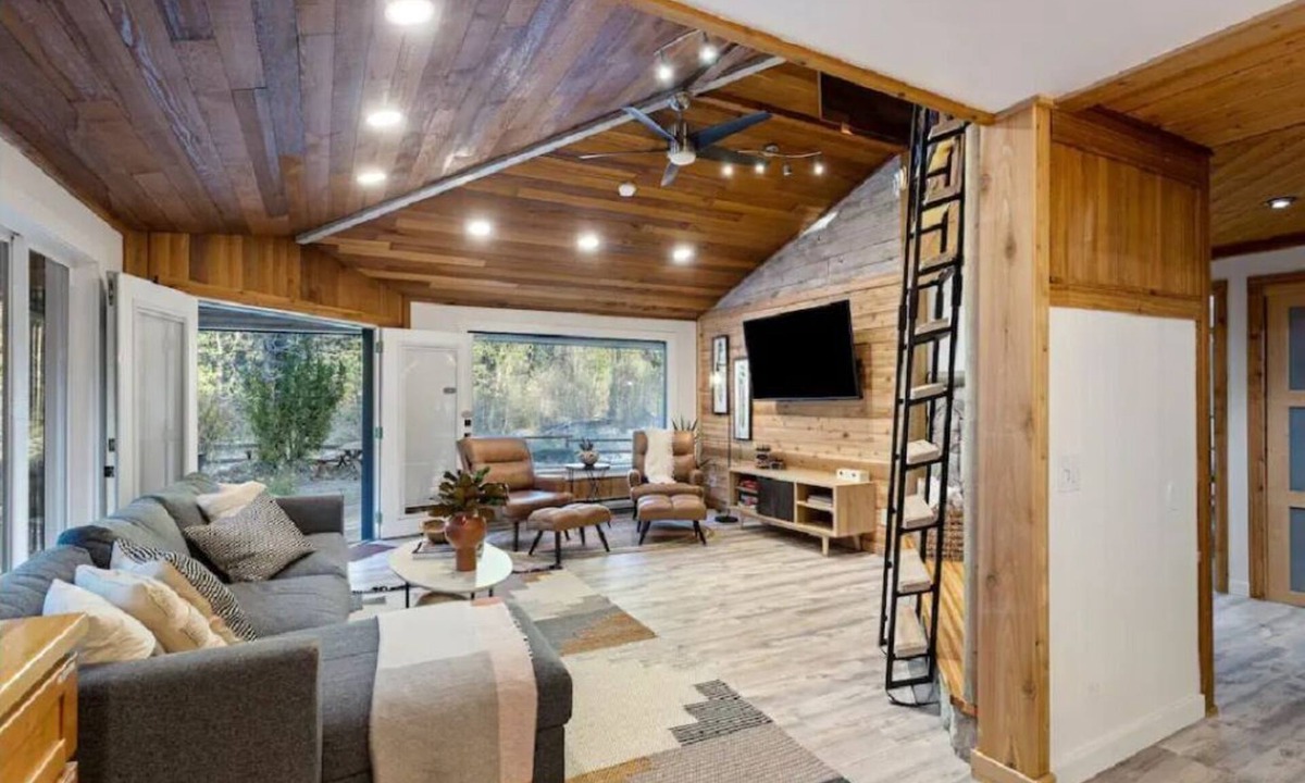 Index Cabin | Riverfront views + Hot tub in Luxe Cabinn