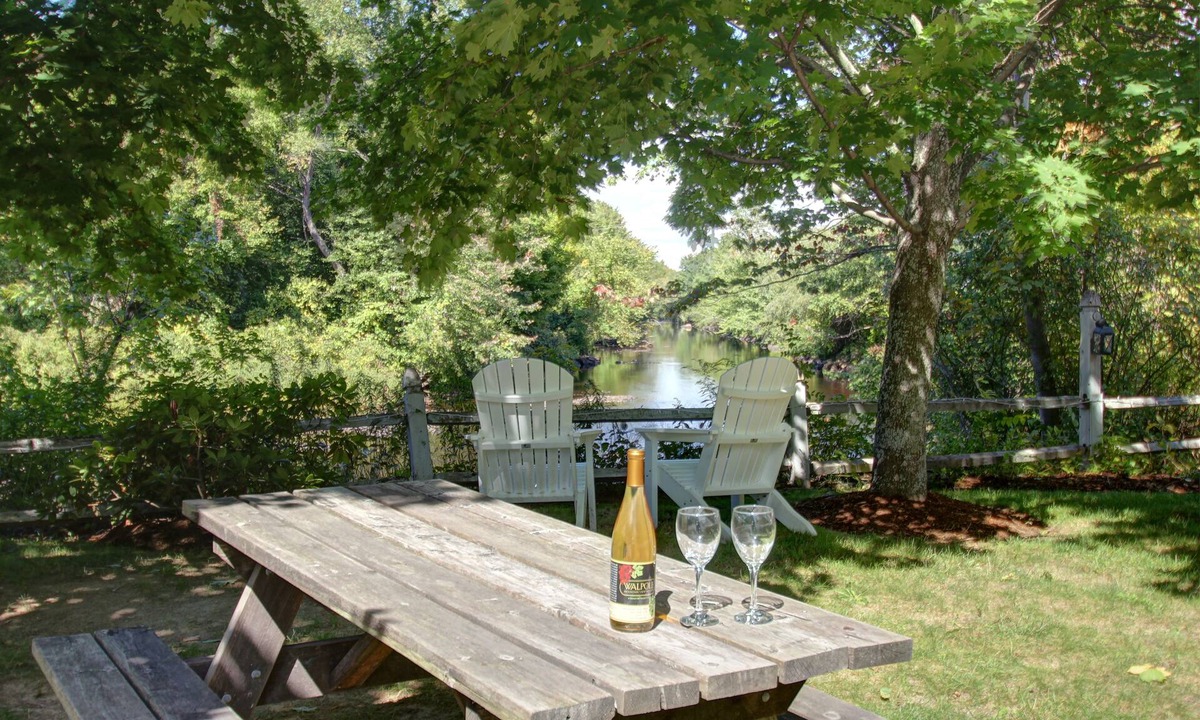 Peterborough Hotel | Riverhouse by Weekender (Formerly Jack Daniels Inn)