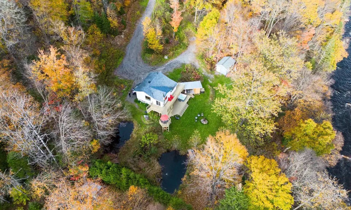 Saint-Brigitte-de-Laval Cottage | Riverside cottage with hot tub - Le chaga - Pet friendly!